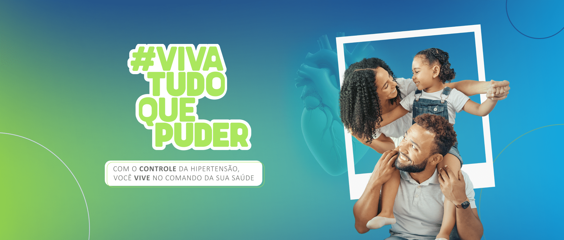 Médica fazendo uma consulta a uma paciente idosa de cabelo loiros
